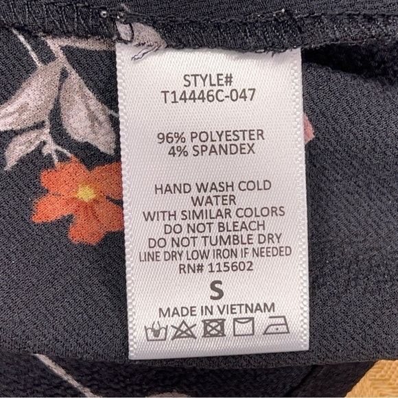 SMALL LUSH BLACK PINK FLORAL SHORT SLEEVE BLOUSE KNOT TIE ACCENT STRETCH  VNECK - Picture 12 of 12